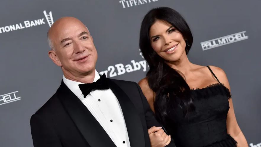 Jeff Bezos is richer than his partner Lauren Sánchez with an insane net worth difference.

