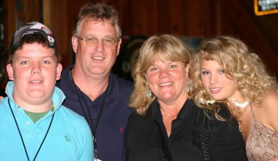 Taylor Swift with her brother Austin and their parents 
