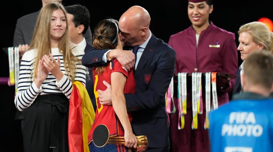 Luis Rubiales pictured kissing Jenni Hermoso. Image Source: Getty