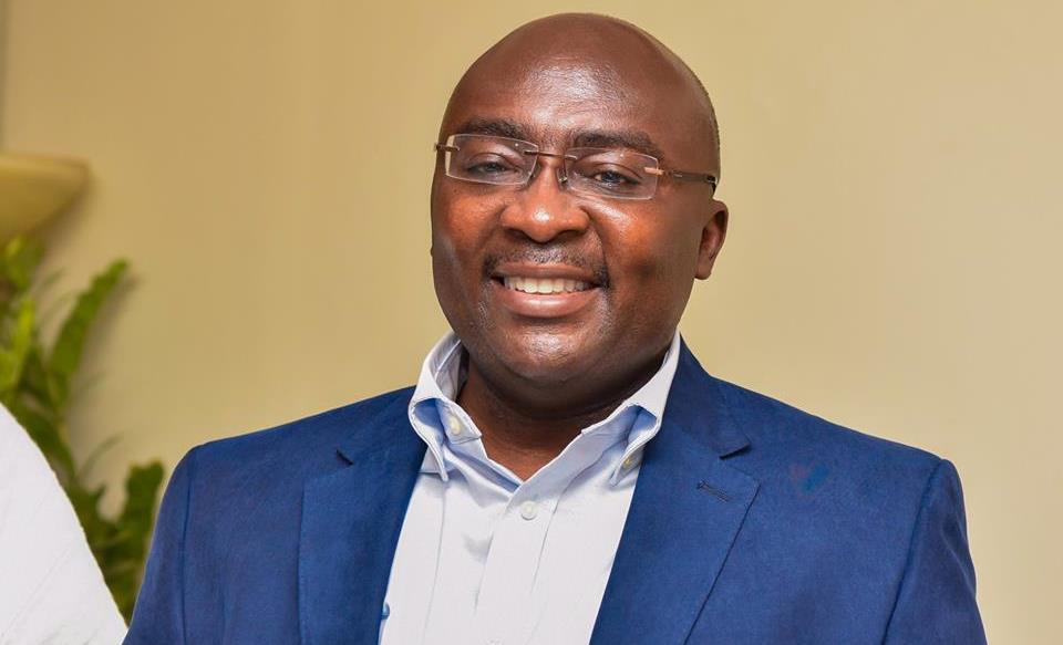 Lockdown: Bawumia Gives 500 Cedis To ‘Kayayos’ Caught In Cargo Truck