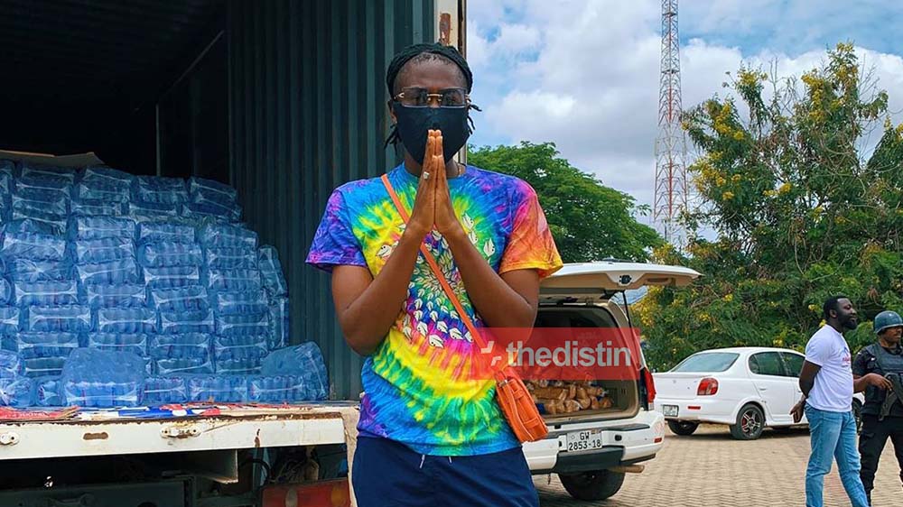 Dee Moneey Gives Food And Water On Achimota Streets | Video