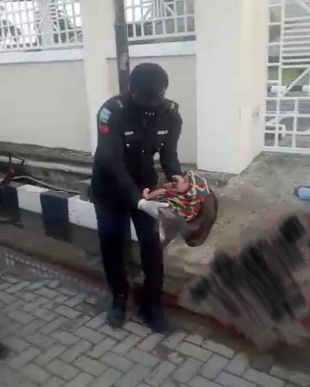 A Pregnant Woman Redeemed By A Police Commander In Nigeria To Deliver By The Roadside