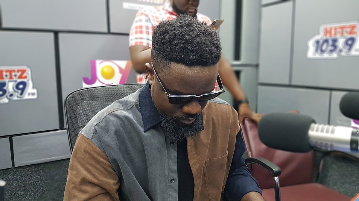 Hitz FM Blasted For Allowing Upcoming Artiste Lumidmr 'Disrespects' Sarkodie In An Interview | Video