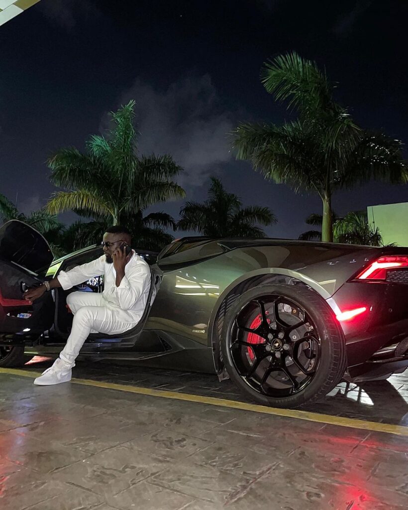 Ghanaian rapper, Michael Owusu Addo, widely known as Sarkodie flaunts a new Lamborghini Huracan Spyder, Ghanaians react.