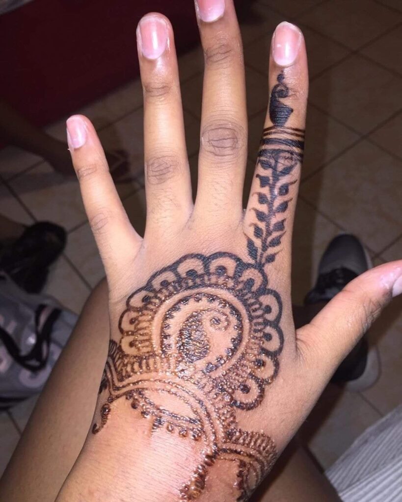 Lady in pain and tears after applying Henna Tattoos to her hand (photos)