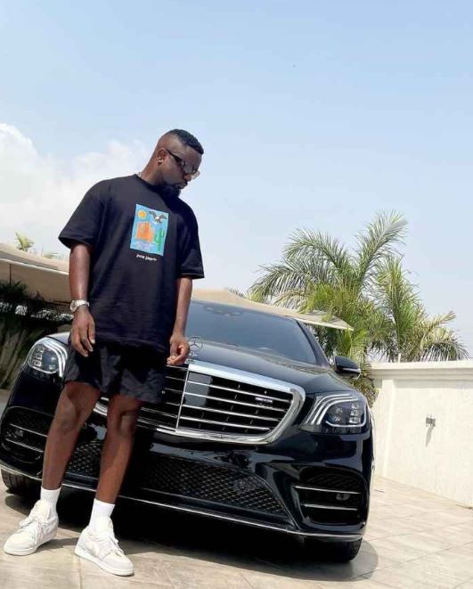Rapper Sarkodie has an impressive net worth and owns a fleet of cars and two houses. 
