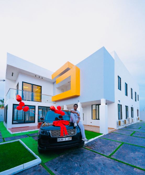 Ghanaian Forex trader Kojo Forex displays his new car and his new house