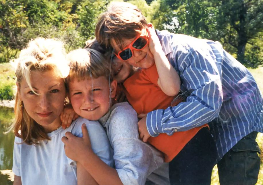 Tatum O'Neal with her kids: Kevin, Emily, Sean, circa 1993-94. 
