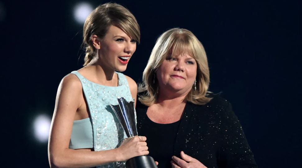 Taylor Swift (L) accepts the Milestone Award from Andrea Swift onstage during the 50th Academy Of Country Music Awards at AT&T Stadium on April 19, 2015 in Arlington, Texas