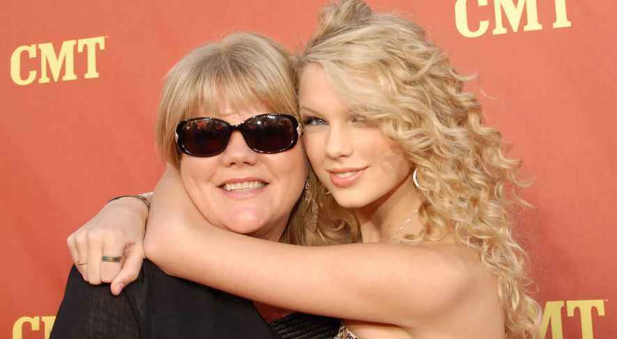 Taylor Swift (right) and mother Andrea Swift