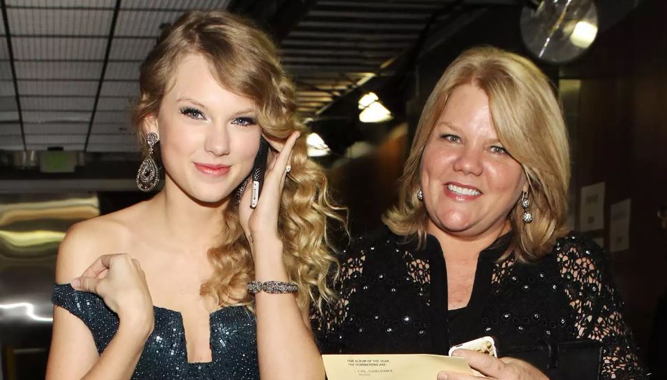 Taylor Swift (L) and her mom Andrea Swift backstage during the 52nd Annual GRAMMY Awards held at Staples Center on January 31, 2010 in Los Angeles, California