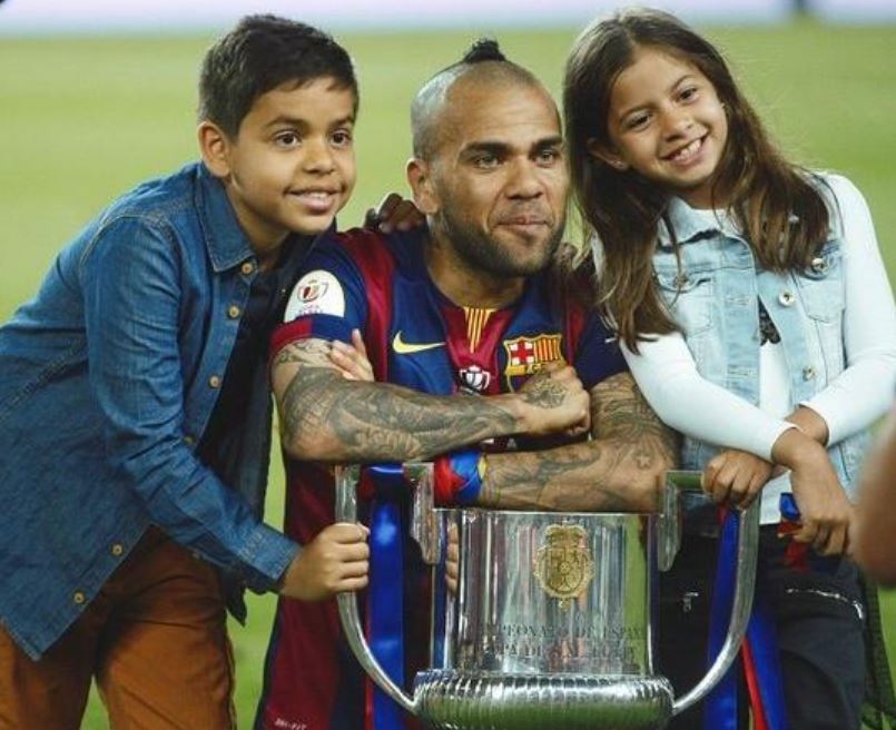 Dani Alves with his kids. (Credits: Instagram)