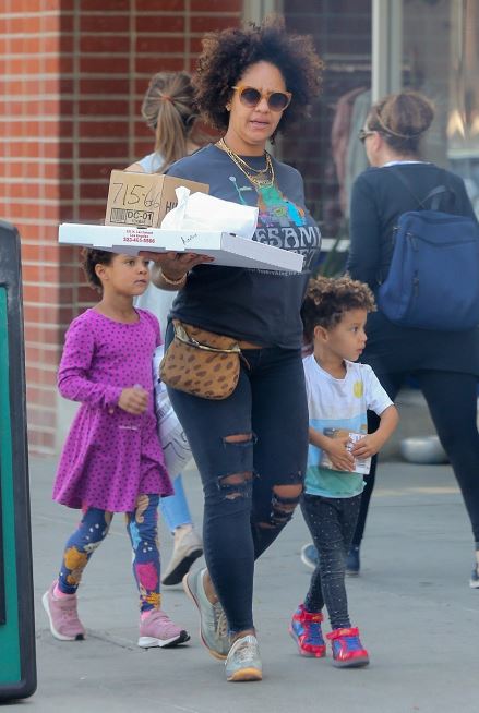 Arynn Drake-Lee with her kids. Image Source: sandrarose