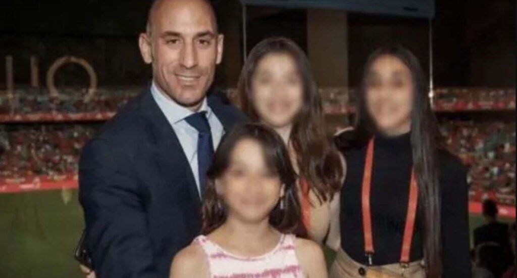 Luis Rubiales and his daughters; Lucía, Ana, Elena. Image Source: Sports Findings