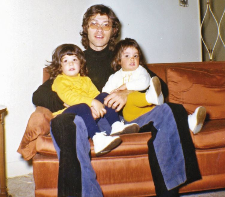 Robbie Robertson with his daughters. Image Source: Fanmuse