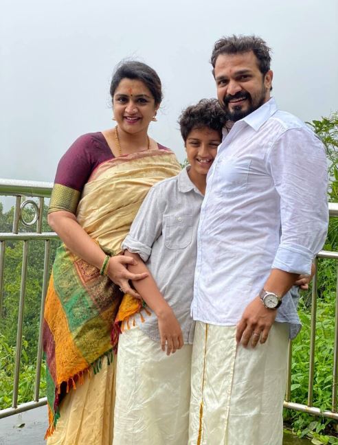 Vijay Raghavendra with his wife Spandana and their son. Image Source: Instagram 
