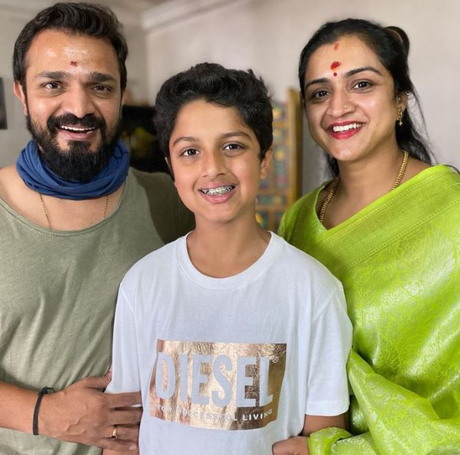 Vijay Raghavendra with his wife Spandana and their son. Image Source: Instagram 