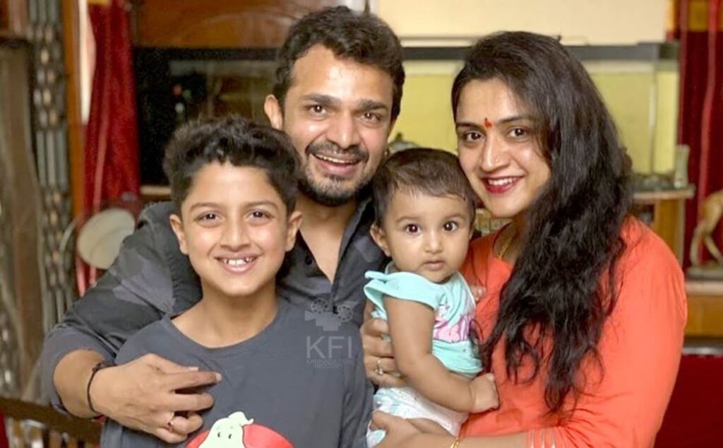 Vijay Raghavendra with his wife Spandana, their son Shourya and daughter Anaira. Image Source: YouTube