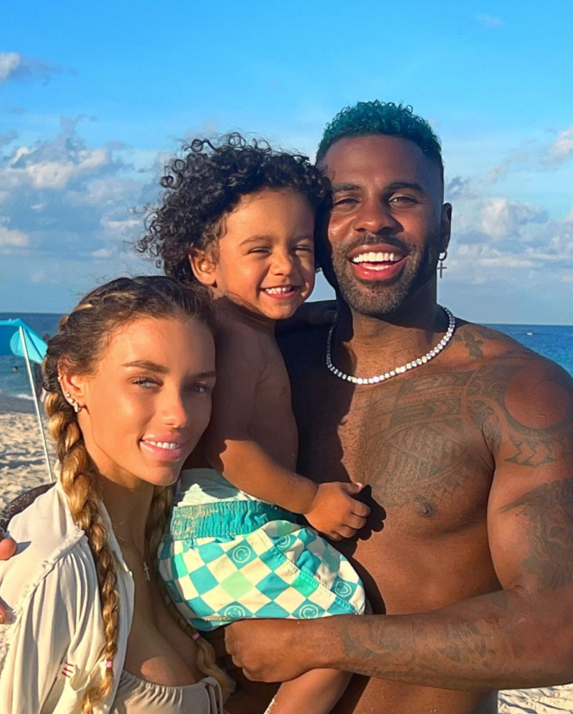 Jason Derulo with his baby mama and son spending quality time at the beach. Credit: Instagram/jasonderulo