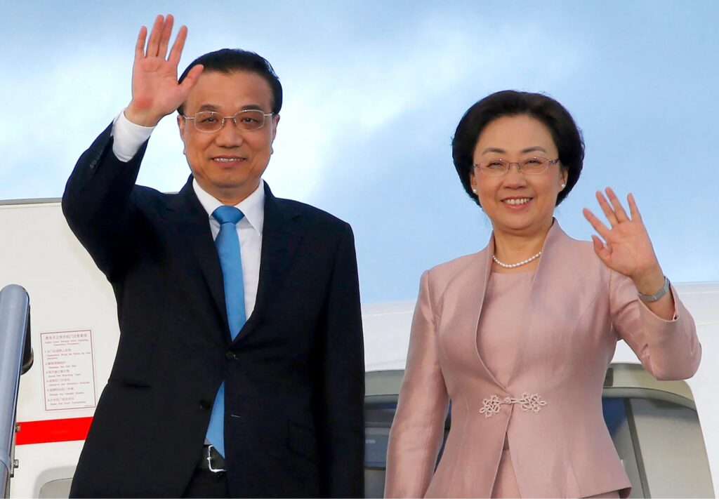 Li Keqiang was married to a high-profile woman named Cheng Hong. They were together for 40 years. Image Source: scmp
