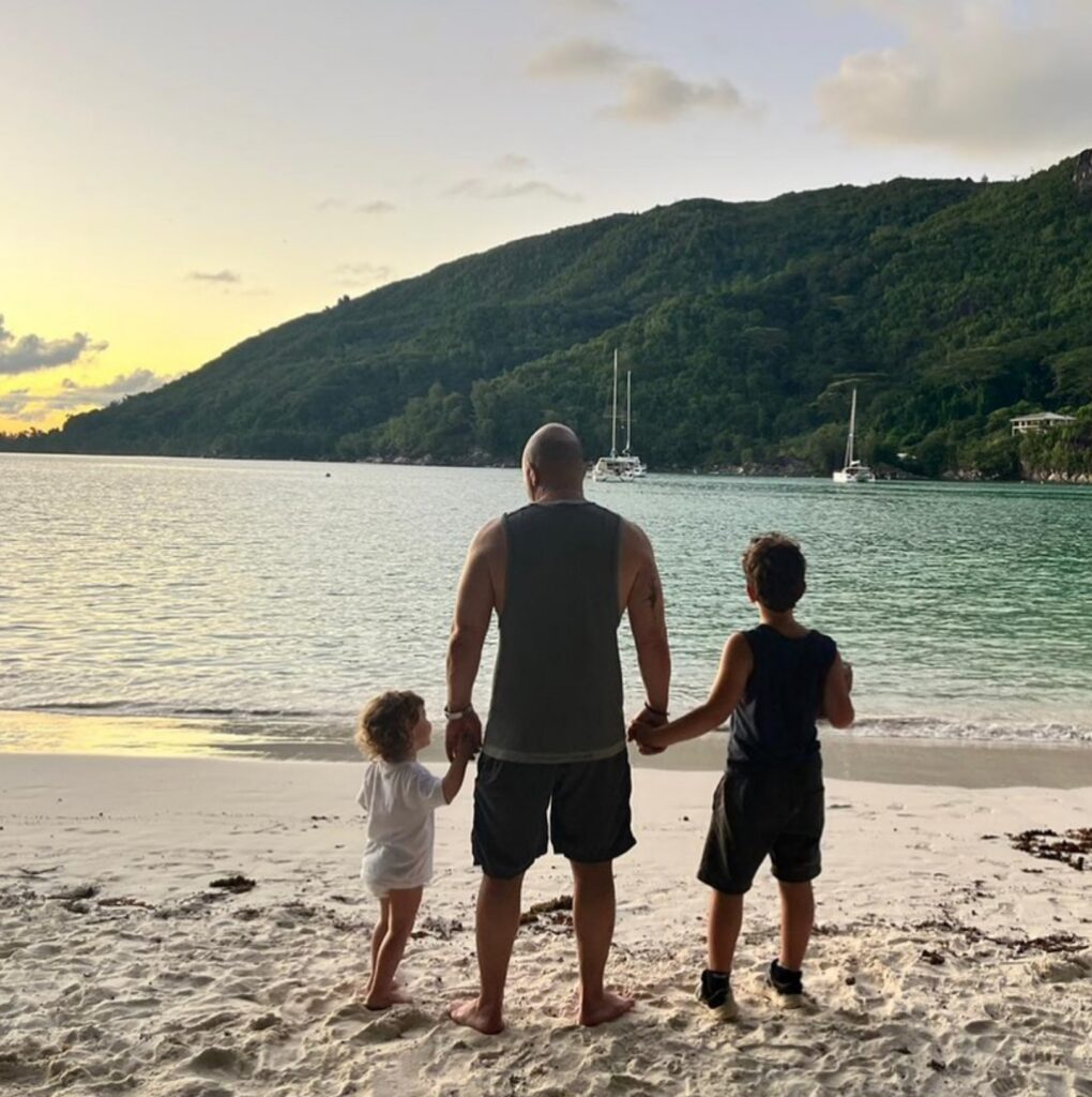 Lior Raz with his children at the beach. Image Source: Instagram
