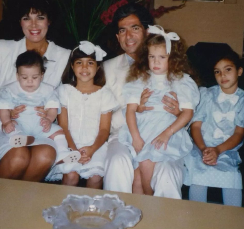 Kris Jenner and Robert Kardashian Sr. with their kids, Robert, Kourtney, Khloe, and Kim. Image Source: Kris Jenner/Instagram