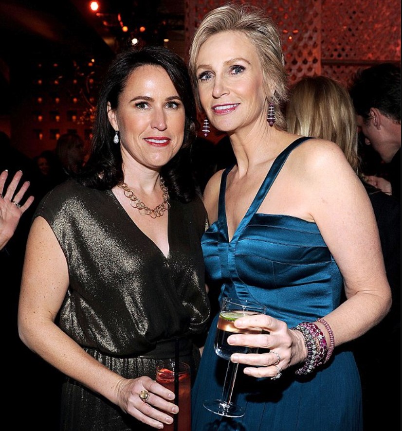  Lara Embry (left) with her ex-partner, Jane Lynch (right).