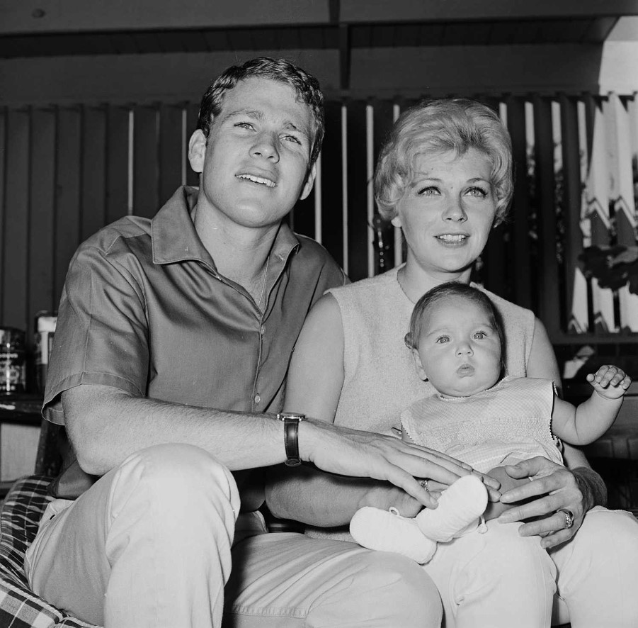 Ryan O'Neal, Joanna Moore and daughter Tatum O'Neal in 1964. DISNEY GENERAL ENTERTAINMENT CONTENT/GETTY